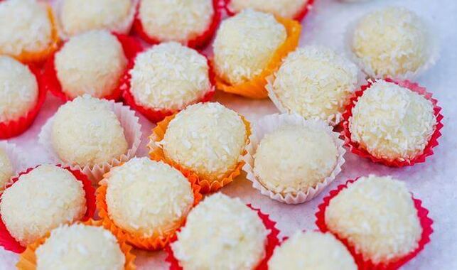 Raffaello ، حلوى مطبوخة في المنزل مسموح بها في نظام غذائي منخفض الكربوهيدرات